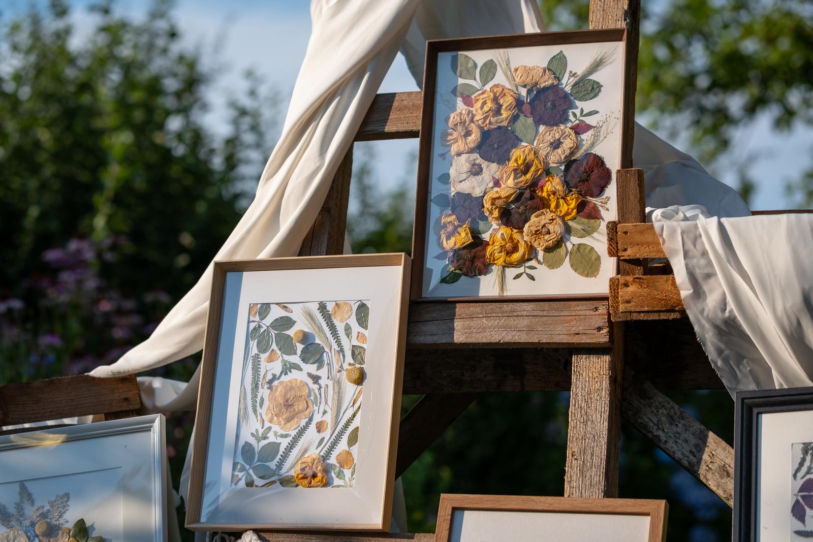 Elegancki obraz z suszonych kwiatów w złotej ramce, prezentujący bukiet ślubny. Idealny pamiątkowy obraz od Karokwiaty.