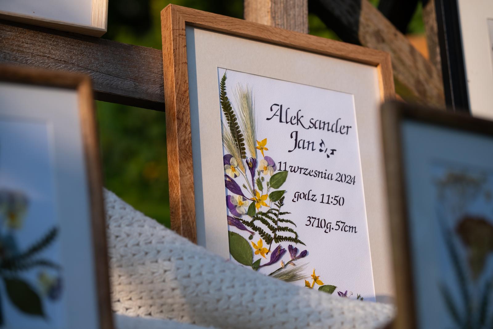 Pamiątkowy obraz z suszonych kwiatów w drewnianej ramce, z personalizowanym tekstem. Idealny na narodziny dziecka od Karokwiaty.