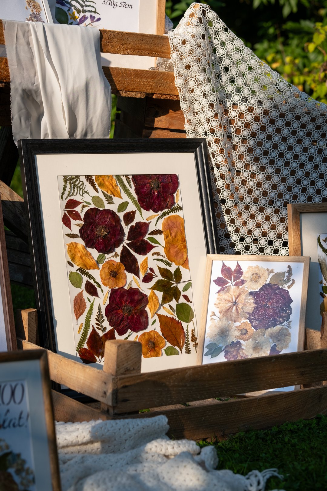 Zbliżenie na dwa eleganckie obrazy z suszonych kwiatów w ramkach. Różnorodne kompozycje kwiatowe od Karokwiaty.