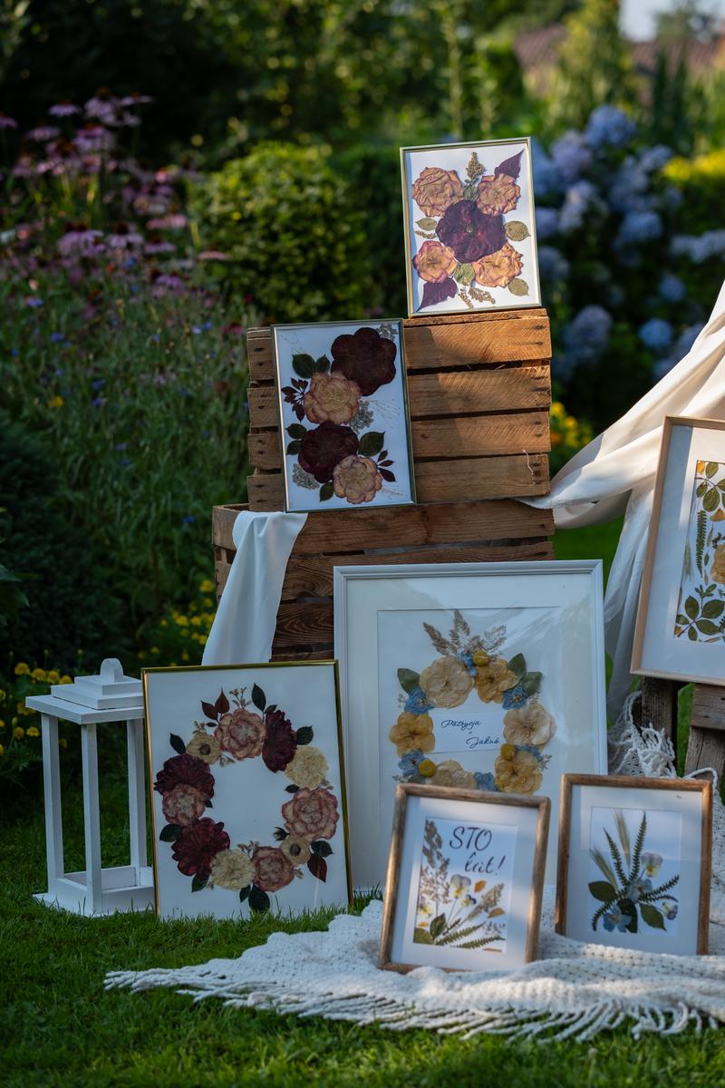 Kolekcja obrazów z suszonych kwiatów Karokwiaty, w tym bukiet ślubny Patrycji i Jakuba oraz prezent urodzinowy, w ogrodzie.