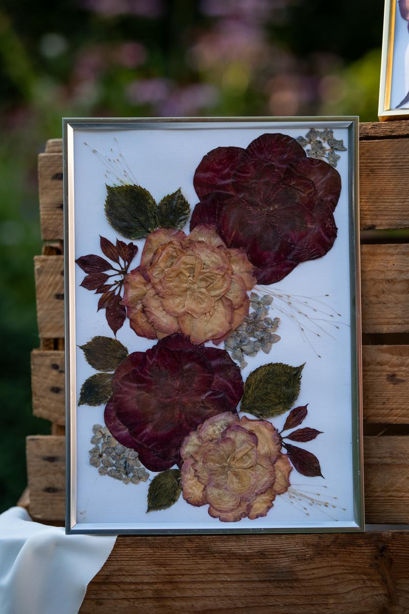 Elegancki obraz z suszonych kwiatów w srebrnej ramce. Kompozycja burgundowych i brzoskwiniowych kwiatów od Karokwiaty.