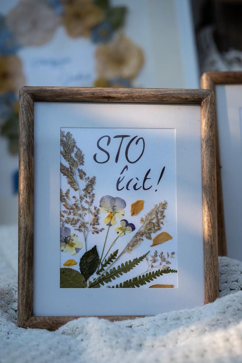 Personalizowany prezent urodzinowy "STO lat!" z suszonych kwiatów w drewnianej ramce. Unikalna kompozycja Karokwiaty.