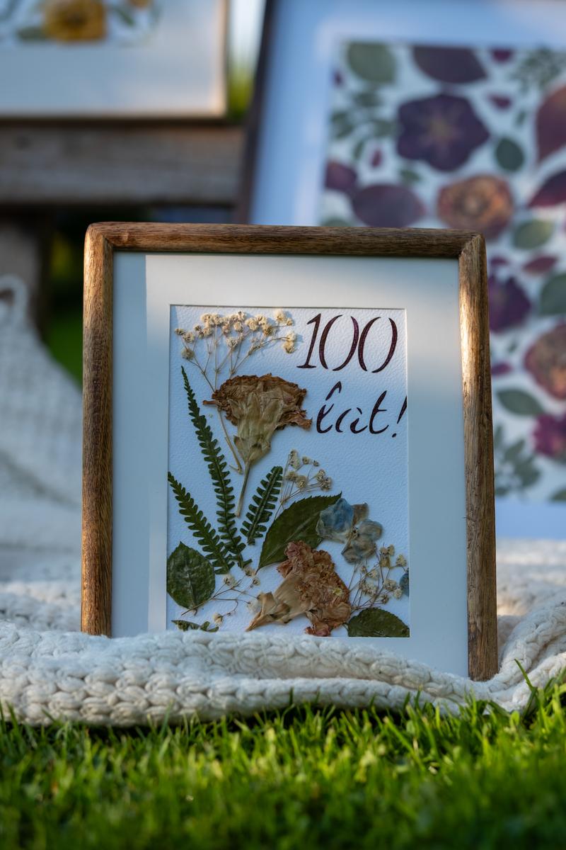 Personalizowany prezent imieninowy "100 lat!" z suszonych kwiatów w drewnianej ramce. Unikalna kompozycja Karokwiaty.