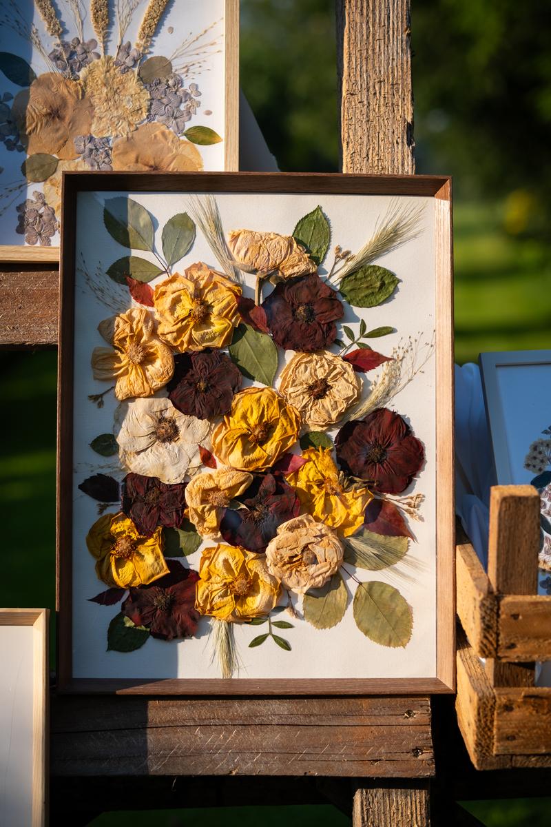Elegancka kompozycja z suszonych kwiatów w ciemnobrązowej ramce z białym passe-partout. Naturalny bukiet Karokwiaty.