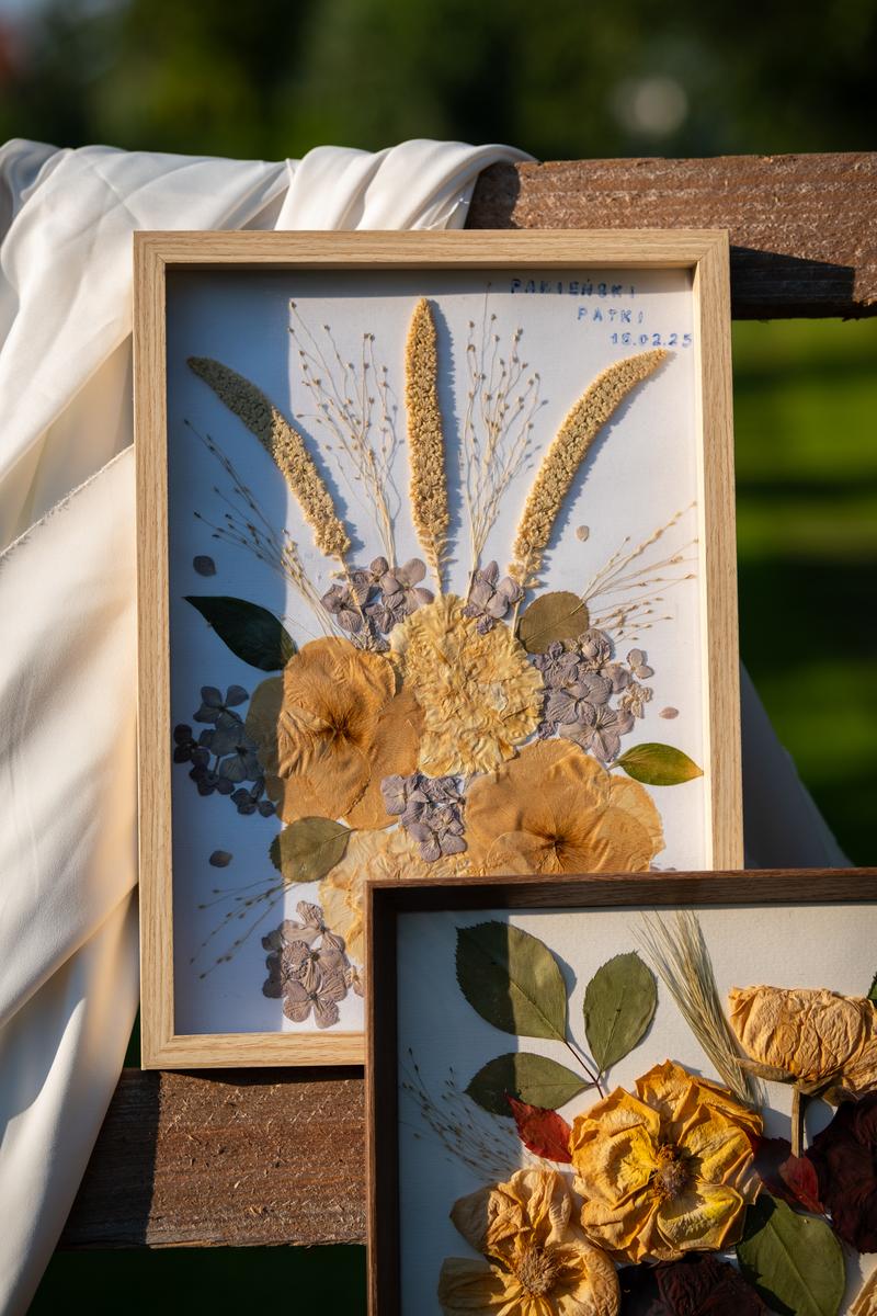 Personalizowany obraz z suszonych kwiatów na wieczór panieński w jasnej drewnianej ramce. Pamiątka od Karokwiaty.