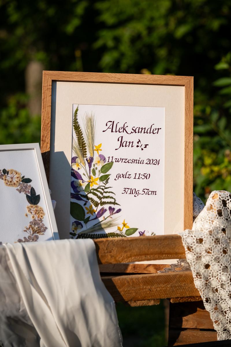 Personalizowana metryczka urodzenia z suszonych kwiatów w drewnianej ramce. Pamiątka Karokwiaty.