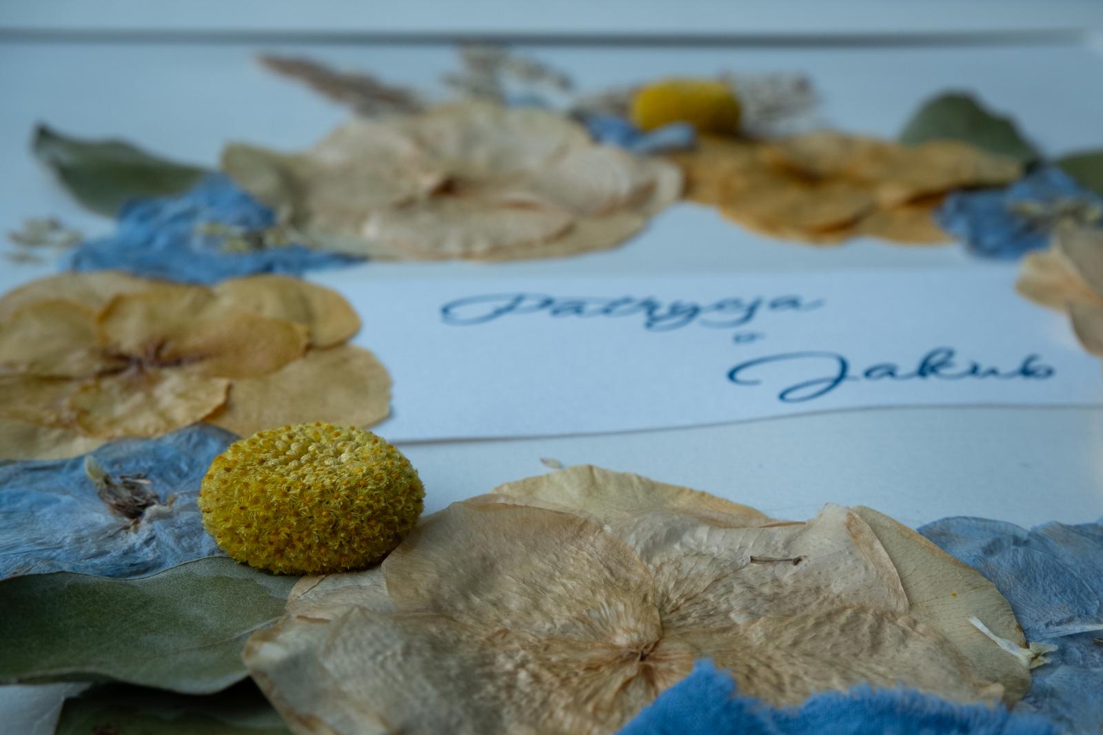 Makro na bukiet ślubny, w centrum focusa środek kwiatka. Detale kompozycji Karokwiaty.