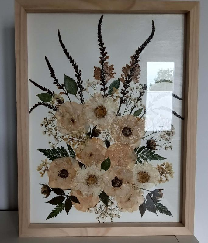 Elegancki obraz z suszonych kwiatów w jasnej drewnianej ramce, kompozycja w odcieniach kremu i różu. Pamiątkowy obraz Karokwiaty.
