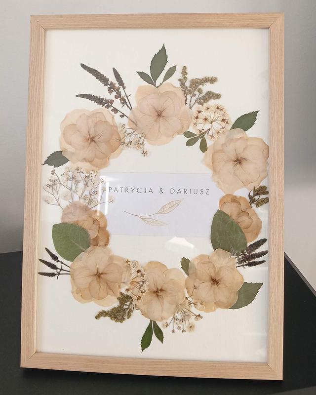 Elegancki obraz z suszonych kwiatów w drewnianej ramce, wieniec z imionami Patrycja i Dariusz. Pamiątka Karokwiaty.
