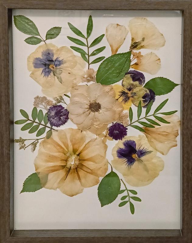 Elegancki obraz z suszonych kwiatów w drewnianej ramce, kompozycja z bratkami i różami w odcieniach żółci i fioletu. Pamiątkowy obraz Karokwiaty.